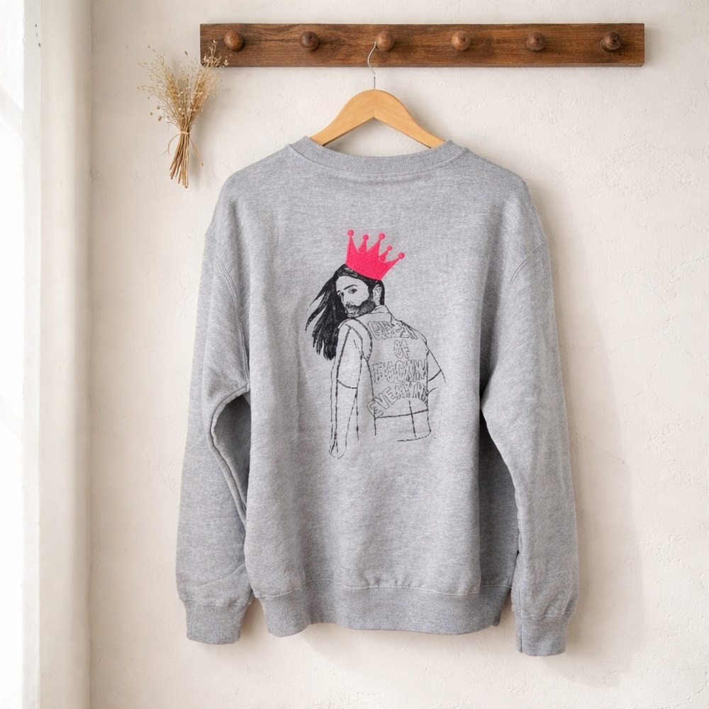 NWT Queer Eye Gray Graphic Sweatshirt Embroidered“Queen of Everything” - Size M
